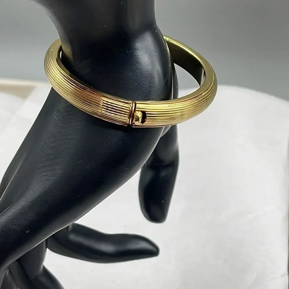 Vintage ribbed gold colored hinged bangle